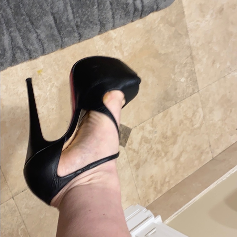 Christian Louboutin - Picture 4 of 6
